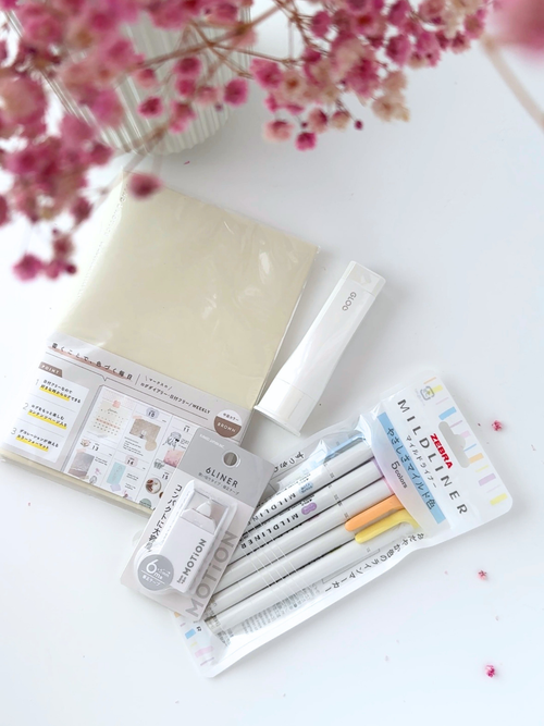 Journaling Starter Pack Set mit Weekly Journal Notizbuch, Pastell Marker Leuchtstifte, Korrekturroller und viereckigem Klebestift – Japanische Papeterie und Schreibwaren in minimalistischer weisser Ästhetik