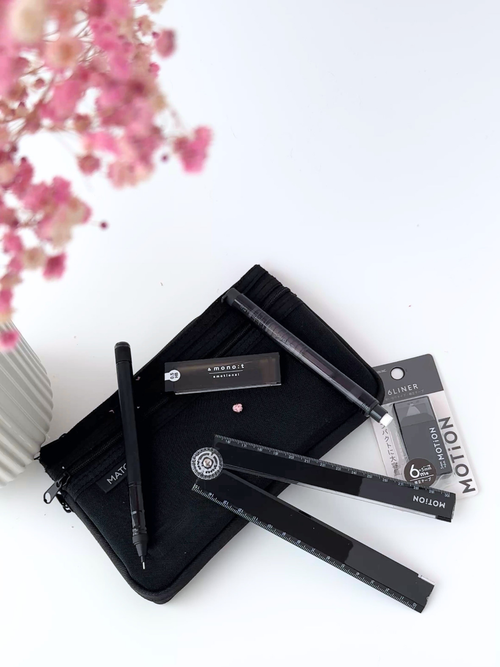 kawaii Black Bundle Schreibwaren Set in schwarz mit Druckbleistift, HB Bleistiftminen, Radierer in Stiftform, Korrekturroller, Mesh Case Stifteetui, und faltbarem Lineal. Ästhetische und funktionale Japanische Papeterie in minimalistischem Design